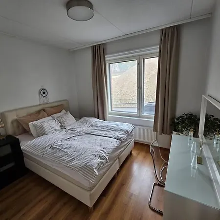 One Bedroom Available In A Cosy Flat Close To The Centre *